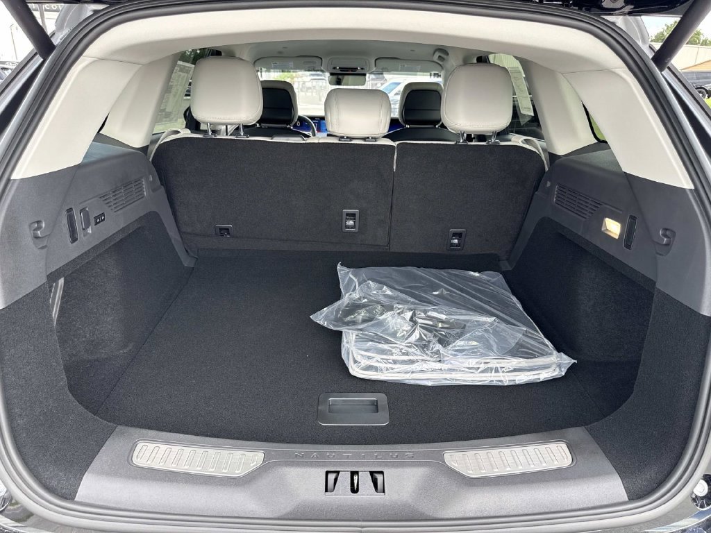 New 2026 Lincoln Nautilus Premier AWD/4WD image 11