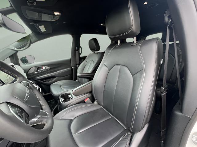 Used 2025 Chrysler Pacifica Select FWD image 12