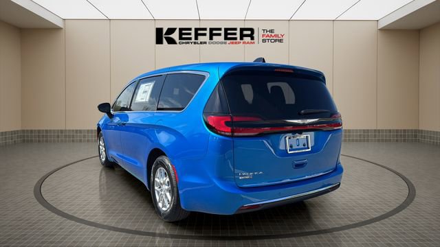 New 2026 Chrysler Pacifica Select image 3