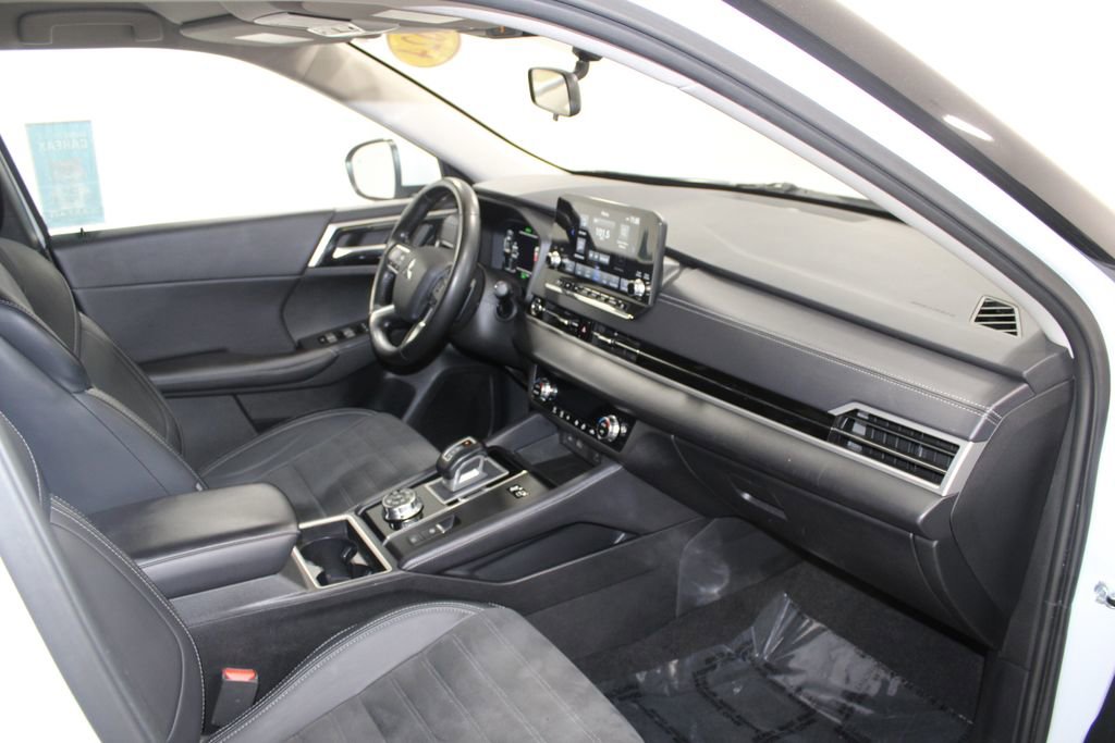 Used 2024 Mitsubishi Outlander 4WD Plug-In Hybrid image 28