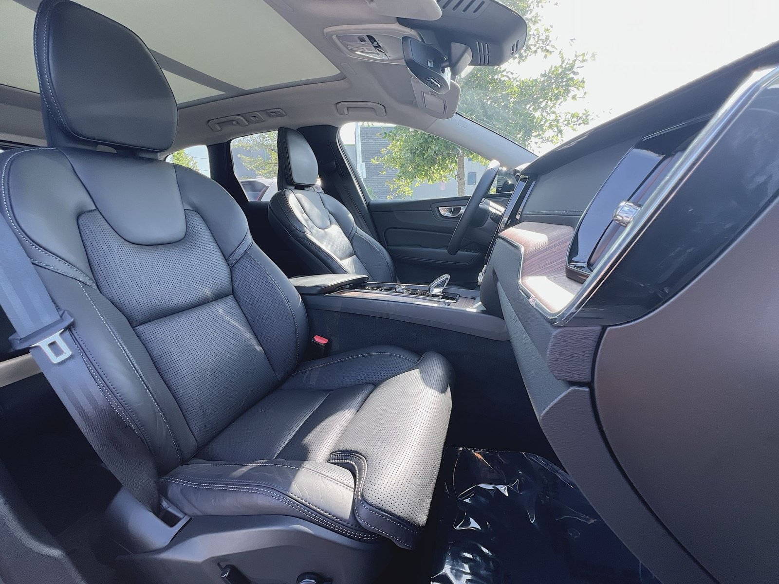 Certified 2024 Volvo XC60 B5 Ultimate w/ Protection Package Premier AWD/4WD image 27