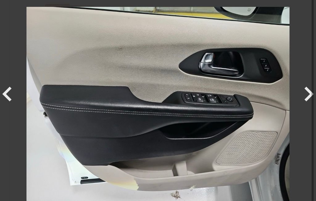 Used 2023 Chrysler Pacifica Touring-L FWD image 7