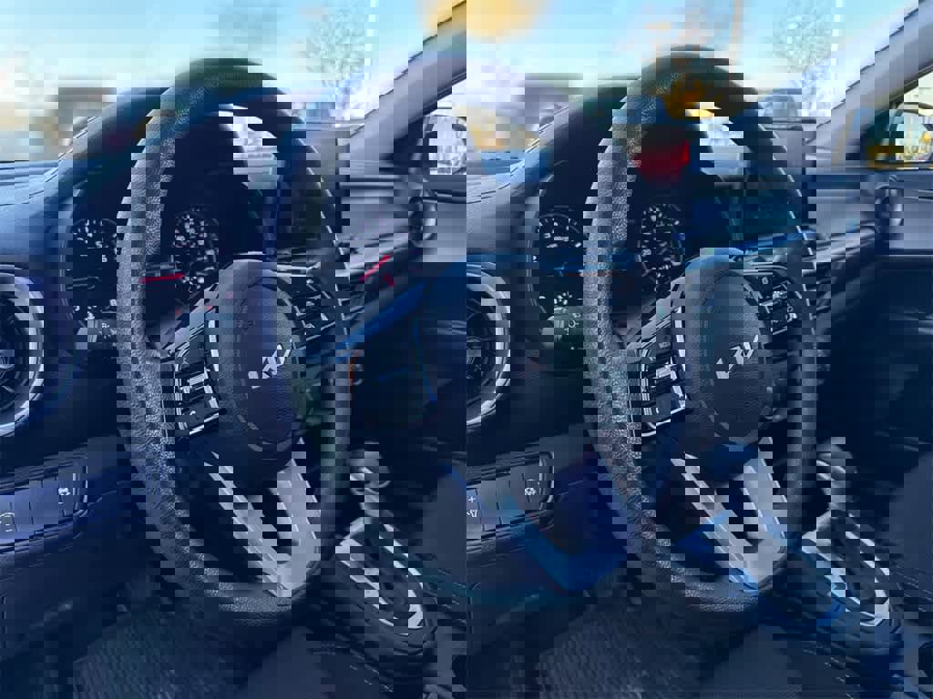 Used 2022 Kia Forte LXS image 2