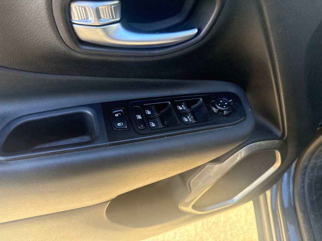 Used 2022 Jeep Renegade Limited w/ Sun, Sound & Wheels Group image 16