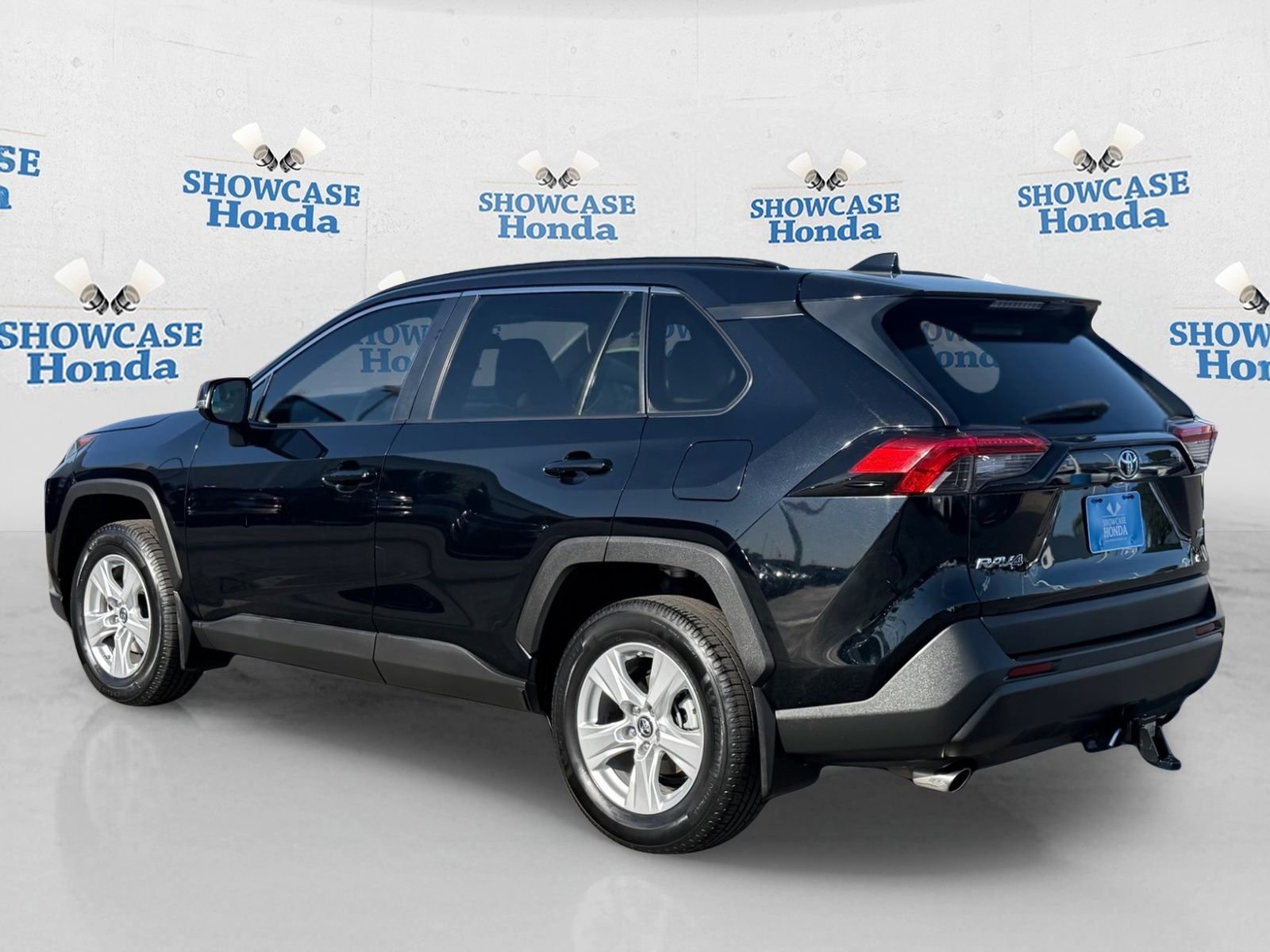 Used 2019 Toyota RAV4 XLE w/ Carpet Mat Package FWD image 5