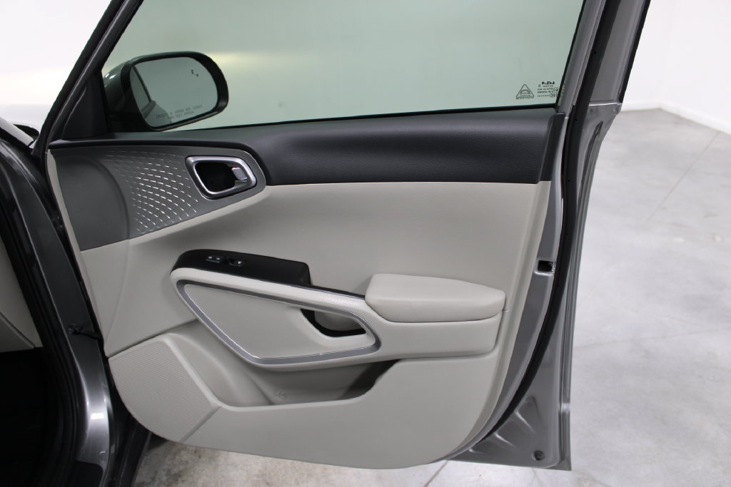 Used 2025 Kia Soul LX w/ LX Technology Package FWD image 23