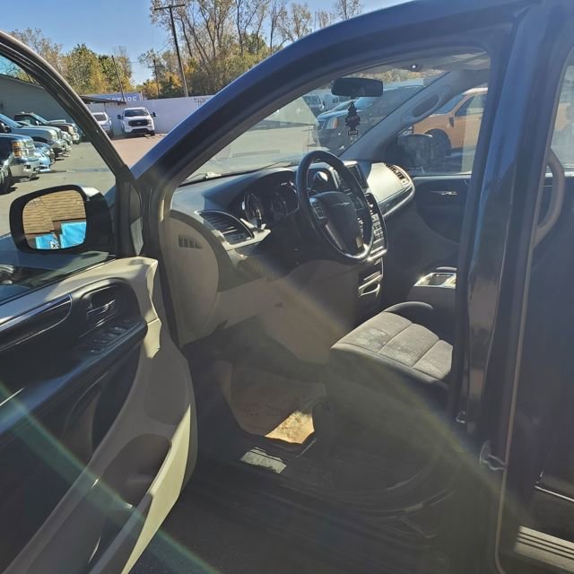 Used 2011 Chrysler Town & Country Touring FWD image 11