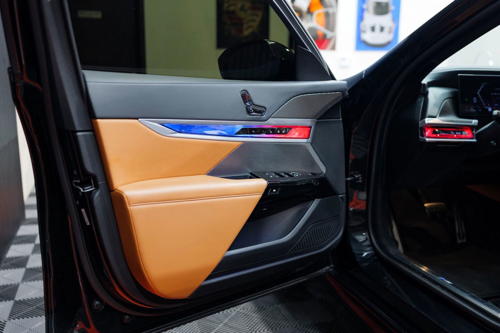 Used 2023 BMW 740i w/ Parking Assistance Package image 21