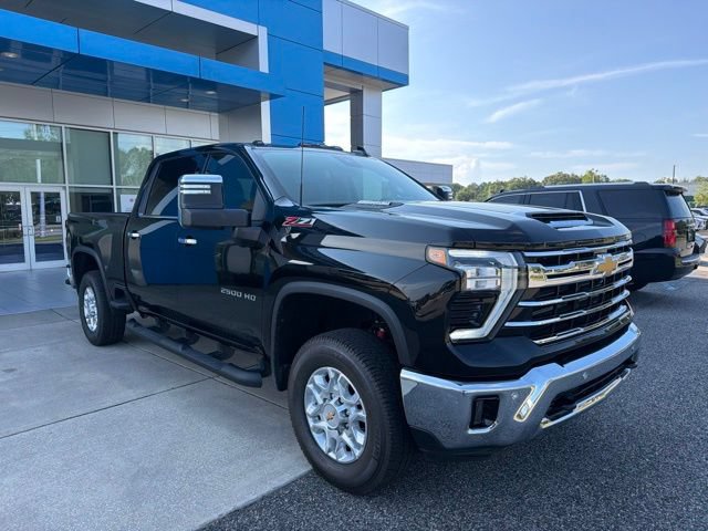 Used 2025 Chevrolet Silverado 2500 LTZ w/ LTZ Convenience Package AWD/4WD image 3