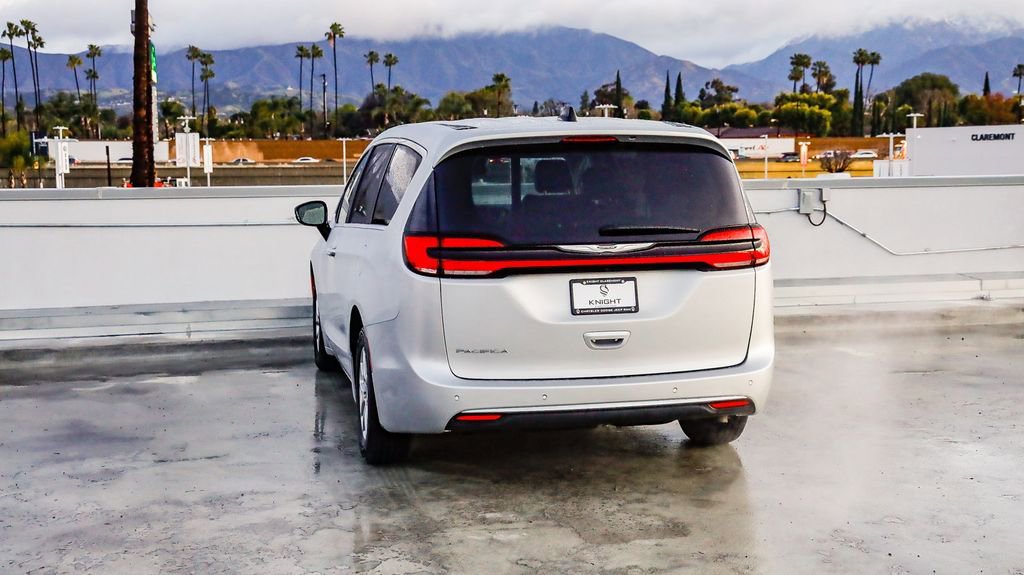 Certified 2024 Chrysler Pacifica Touring-L image 7