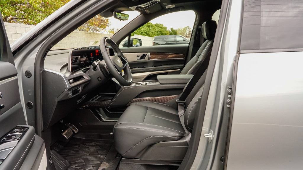New 2027 Cadillac Vistiq Luxury w/ LPO, Floor Liner Package AWD/4WD image 13