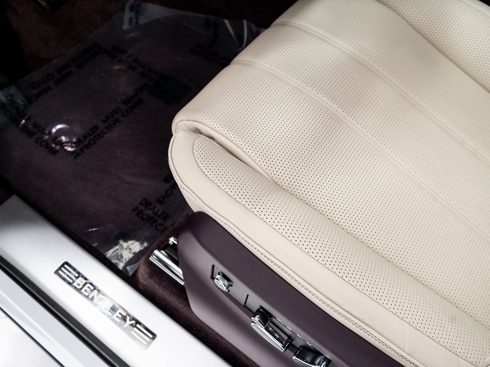 Certified 2023 Bentley Bentayga Extended Wheelbase image 12