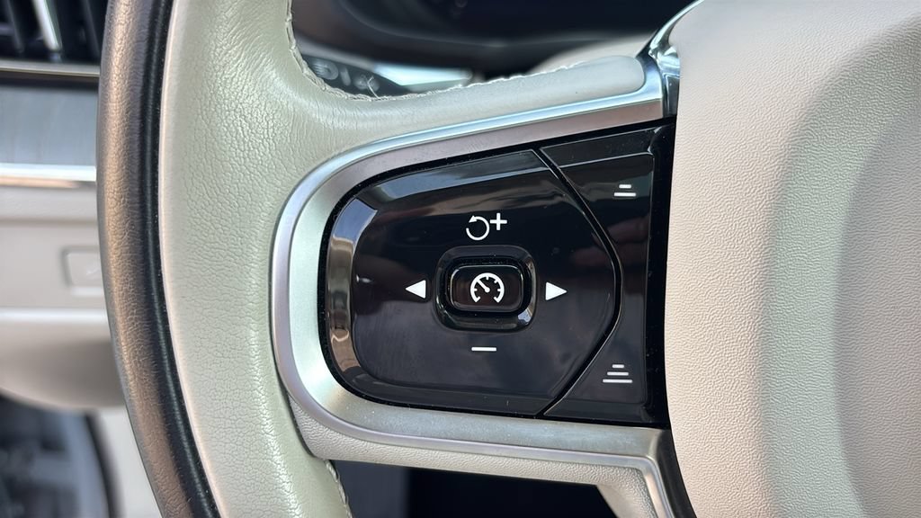 Certified 2025 Volvo XC60 B5 Ultra AWD/4WD image 17