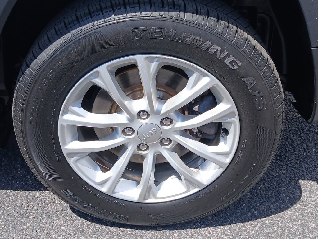 Used 2019 Jeep Cherokee Latitude w/ Popular Appearance Group AWD/4WD image 16