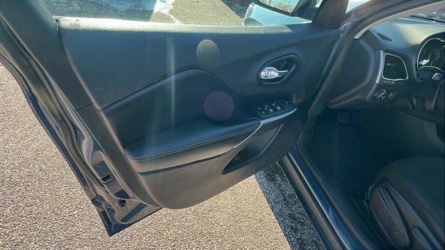 Used 2019 Jeep Cherokee Latitude w/ Cold Weather Group image 11