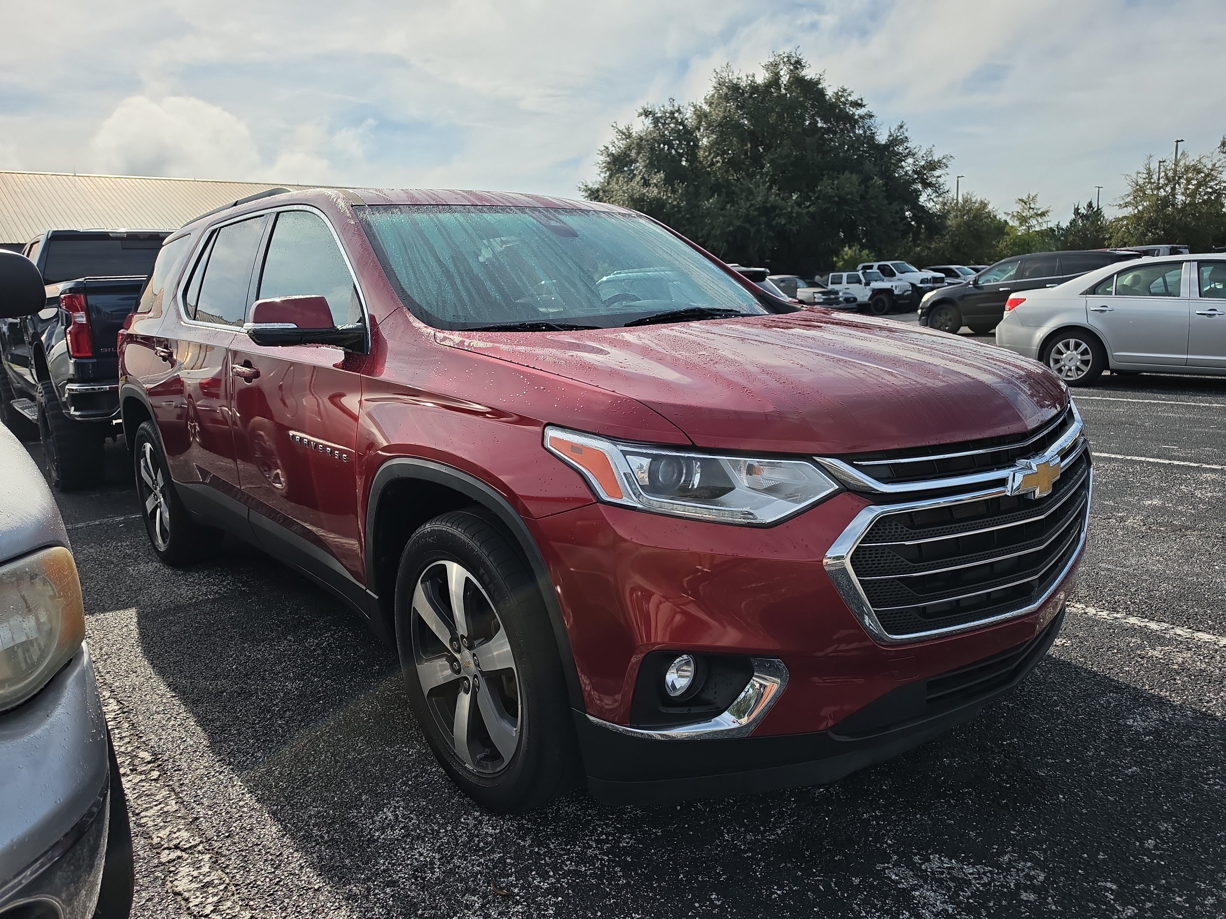 Used 2020 Chevrolet Traverse LT w/ LT Premium Package AWD/4WD image 2