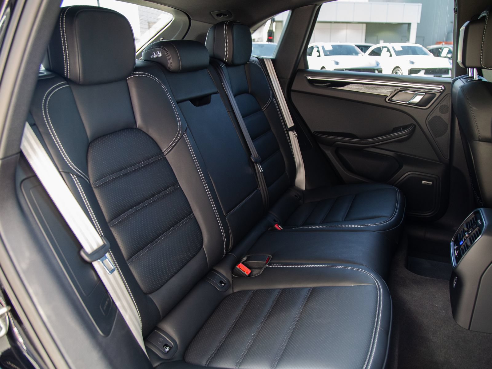 Certified 2026 Porsche Macan AWD/4WD image 22