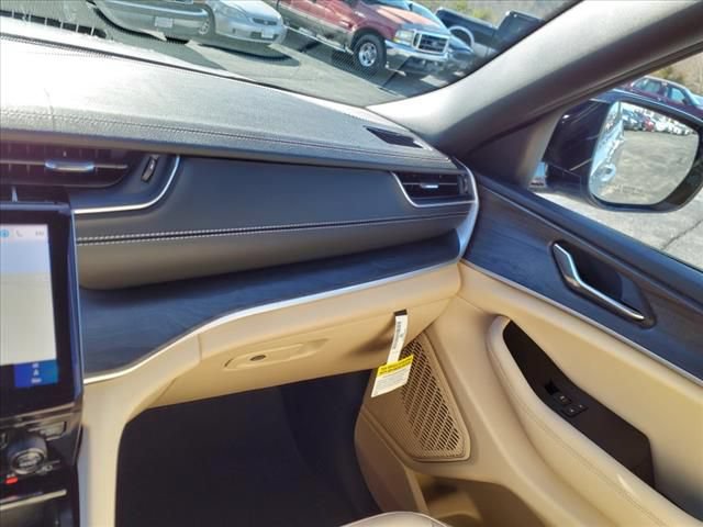 New 2025 Jeep Grand Cherokee L Limited w/ Black Appearance Package AWD/4WD image 19