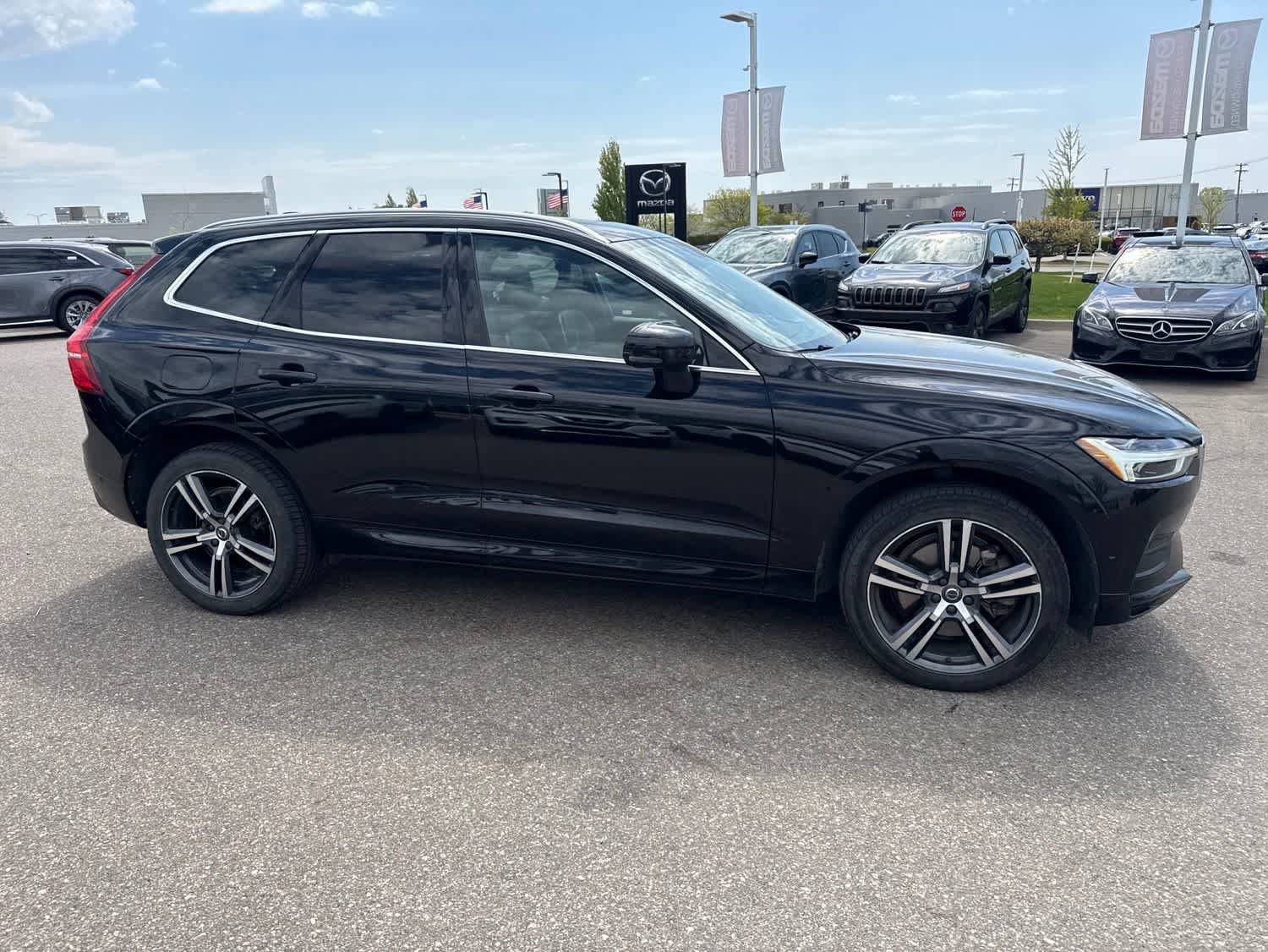 Used 2019 Volvo XC60 T6 Momentum w/ Premium Package AWD/4WD image 4