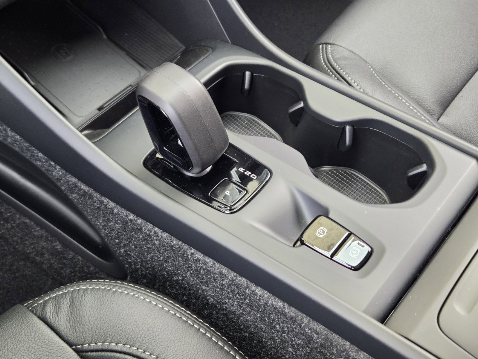 New 2025 Volvo XC40 B5 Core w/ Protection Package Premier image 23