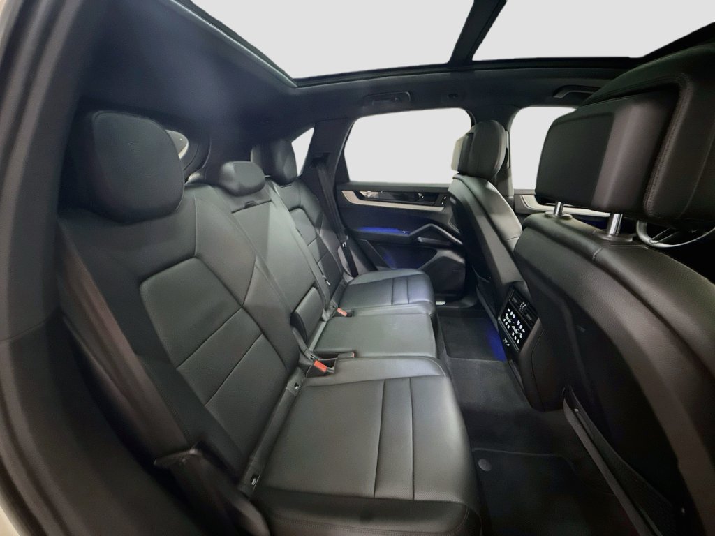 Certified 2025 Porsche Cayenne AWD/4WD image 28