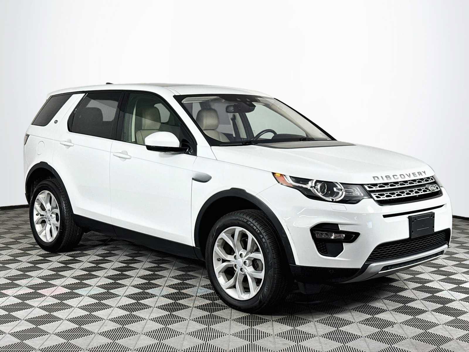 Used 2018 Land Rover Discovery Sport HSE AWD/4WD image 3