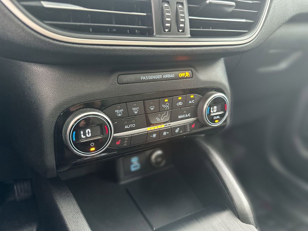 Used 2021 Ford Escape SE w/ SE Sport Appearance Package image 17