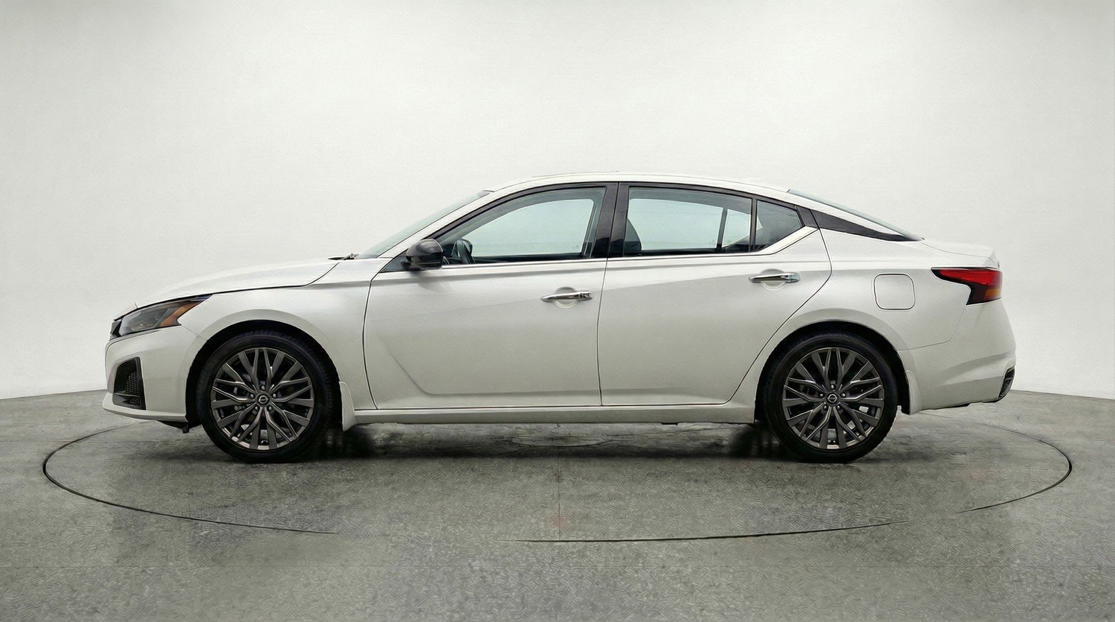 Used 2025 Nissan Altima 2.5 SV image 5