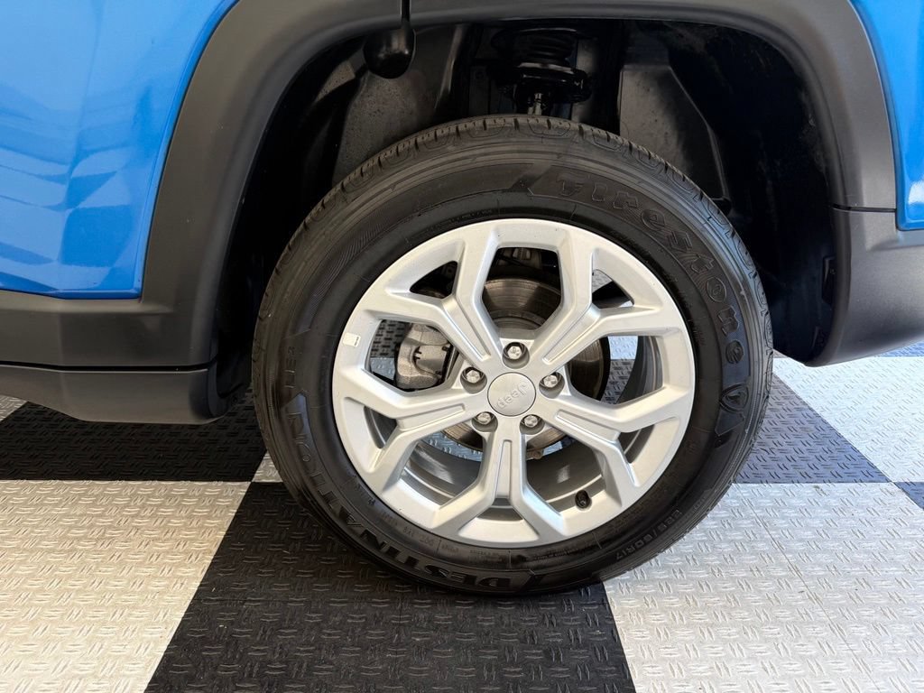 Used 2024 Jeep Compass Latitude AWD/4WD image 11