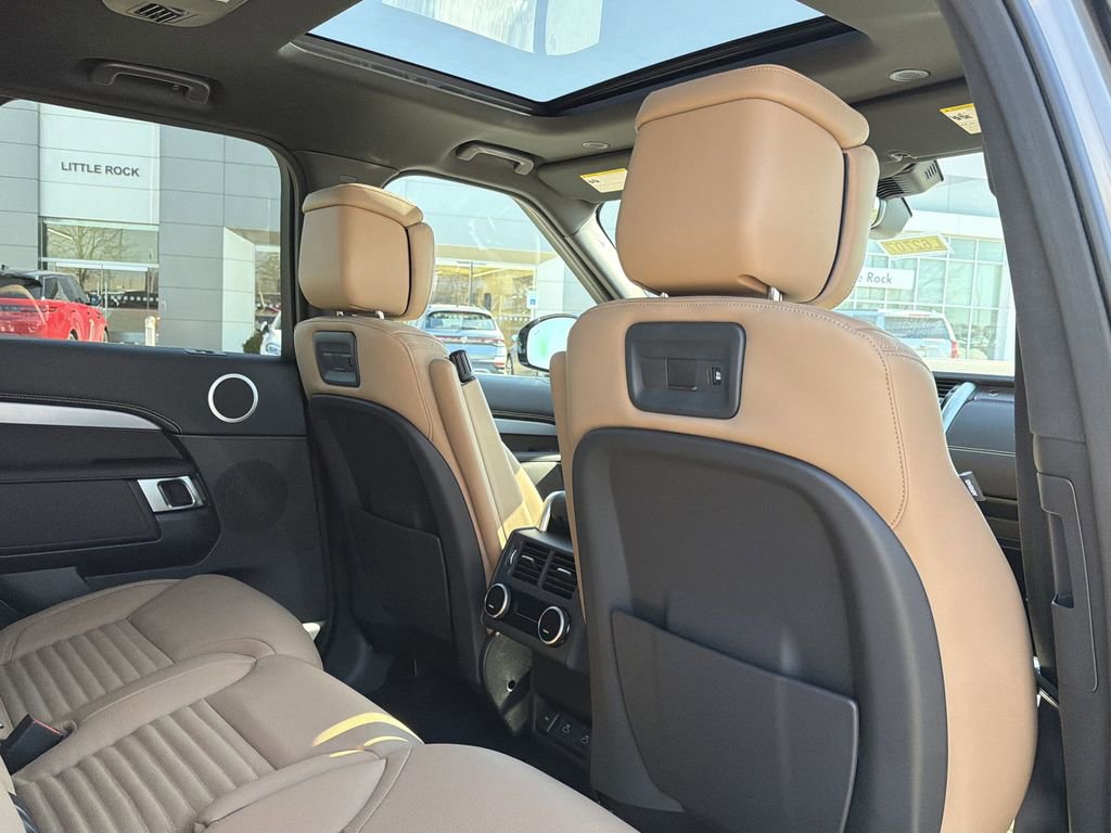 New 2026 Land Rover Discovery Dynamic SE image 15