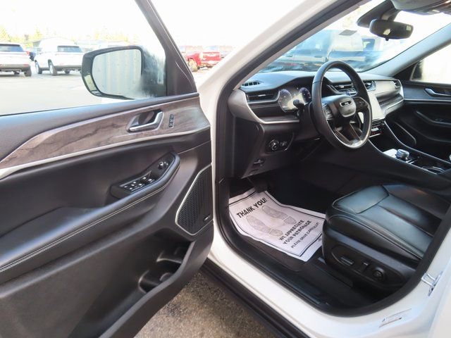 Used 2023 Jeep Grand Cherokee Limited image 23