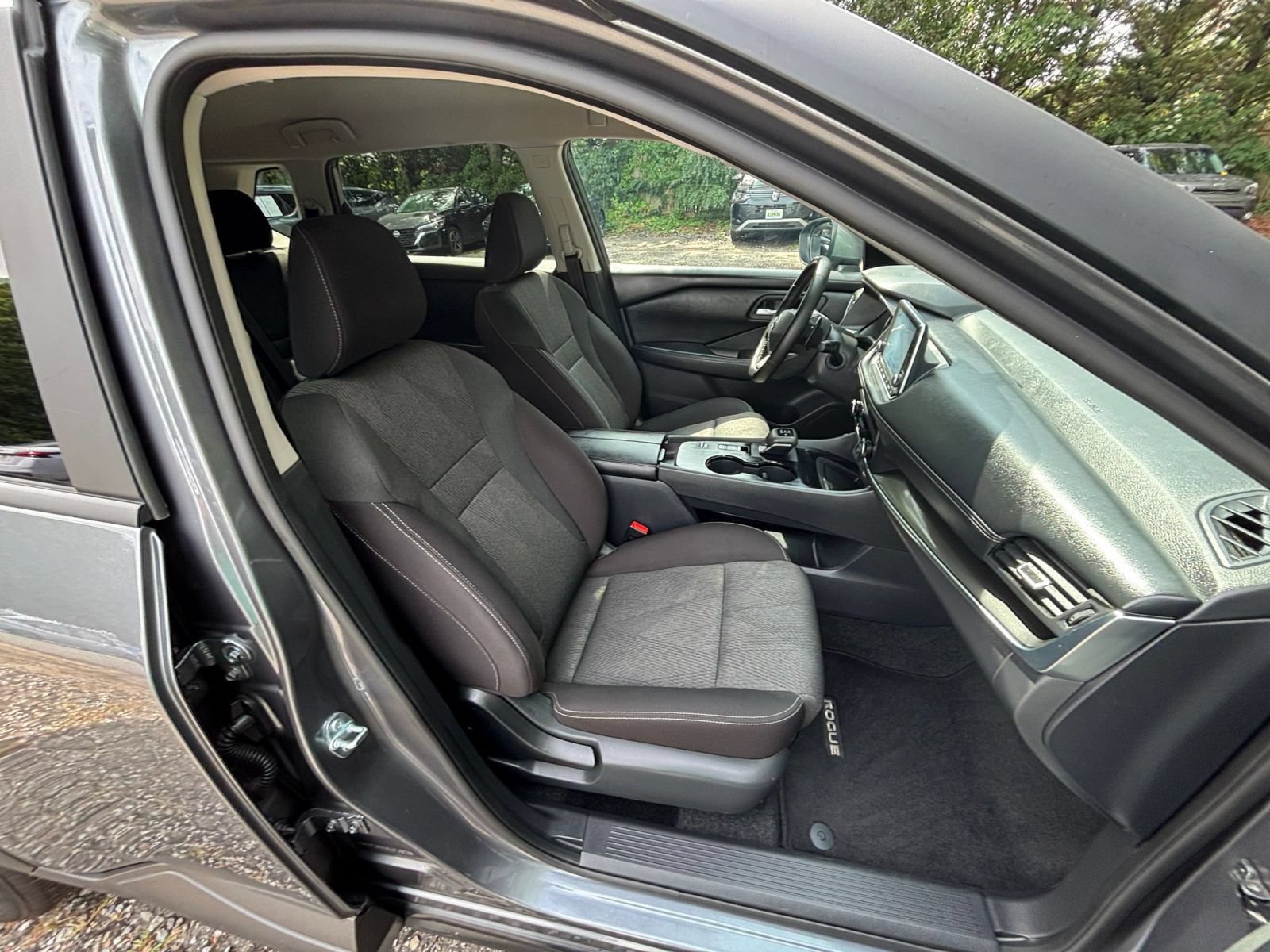 Used 2025 Nissan Rogue SV FWD image 28