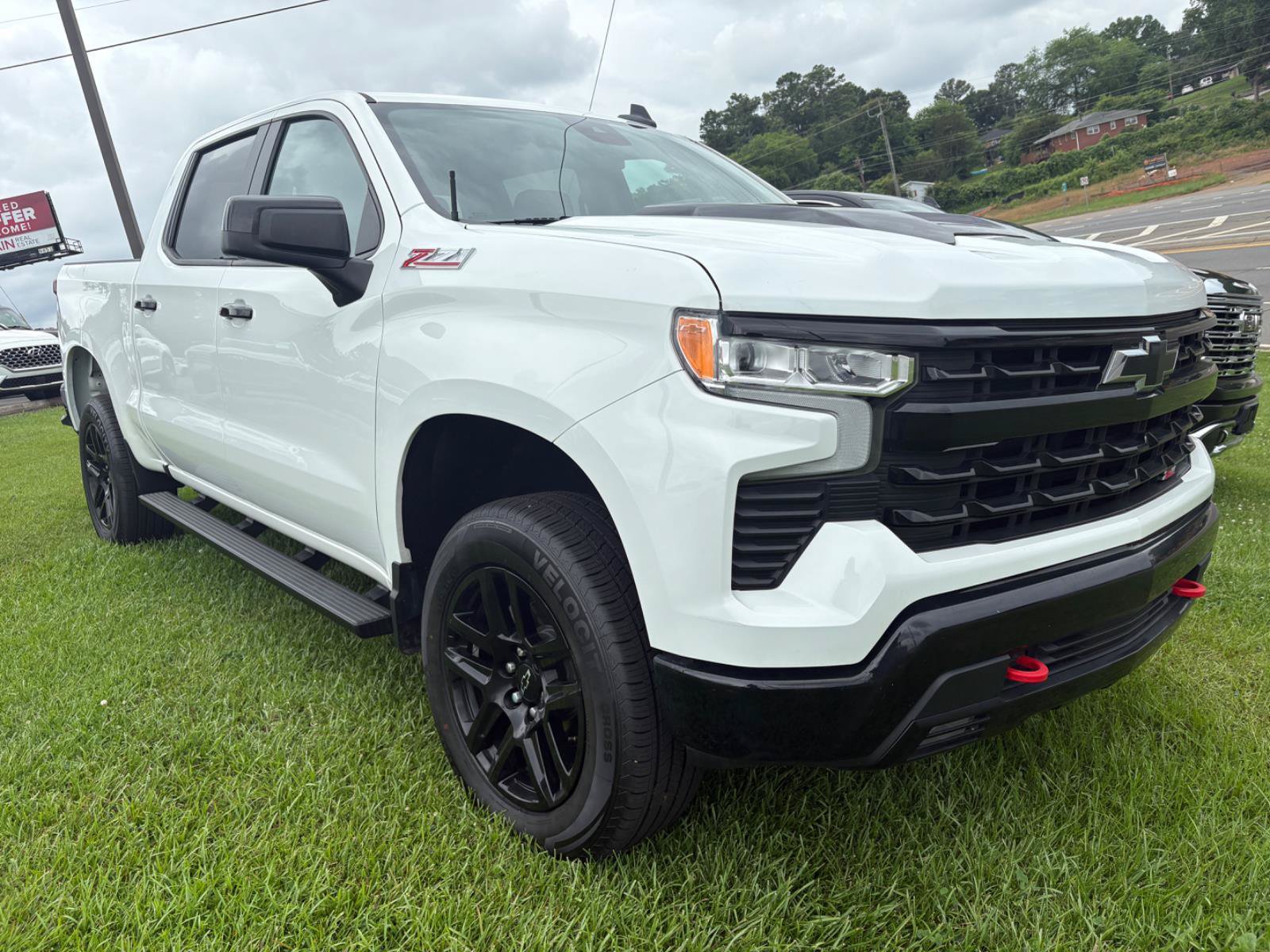Used 2024 Chevrolet Silverado 1500 LT Trail Boss w/ Convenience Package II AWD/4WD image 3