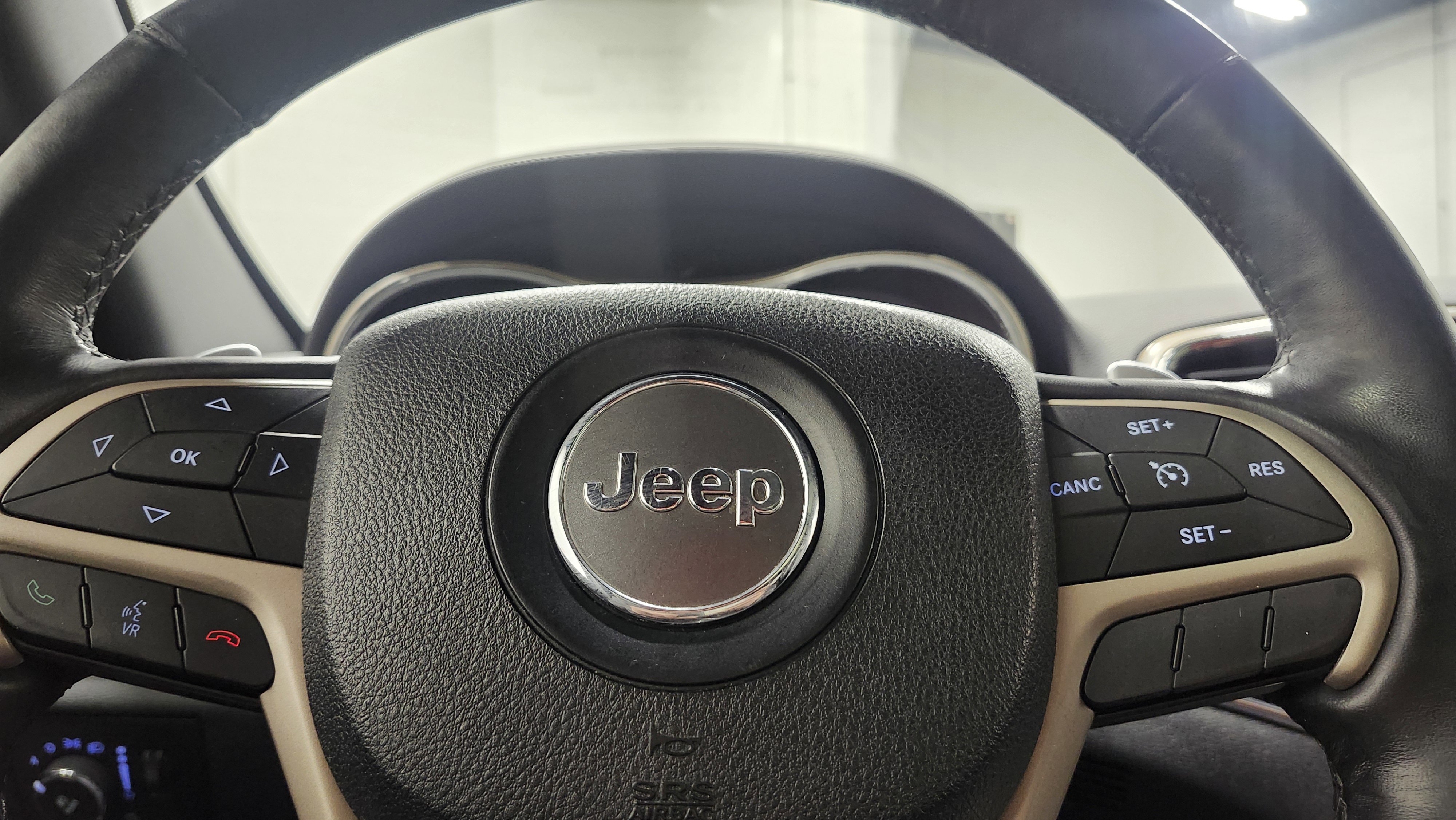 Used 2015 Jeep Grand Cherokee Limited w/ Luxury Group II image 30