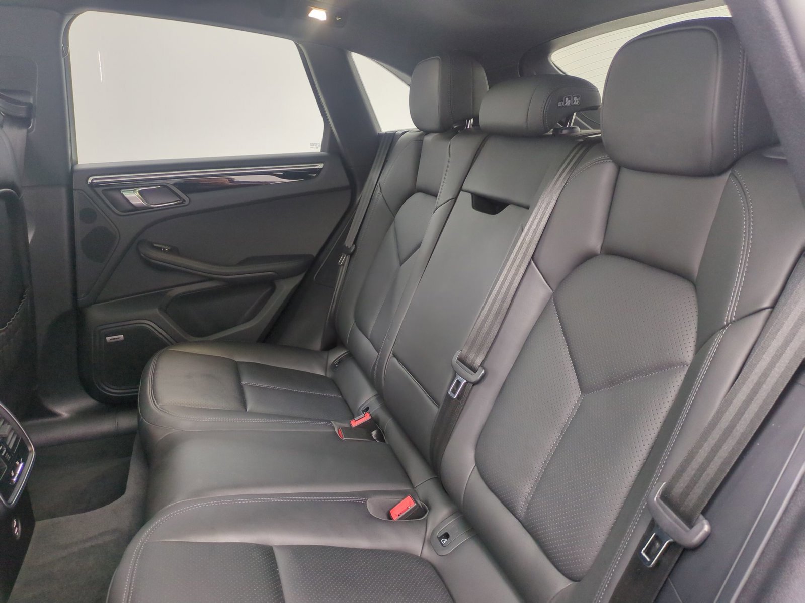 Certified 2022 Porsche Macan AWD/4WD image 22