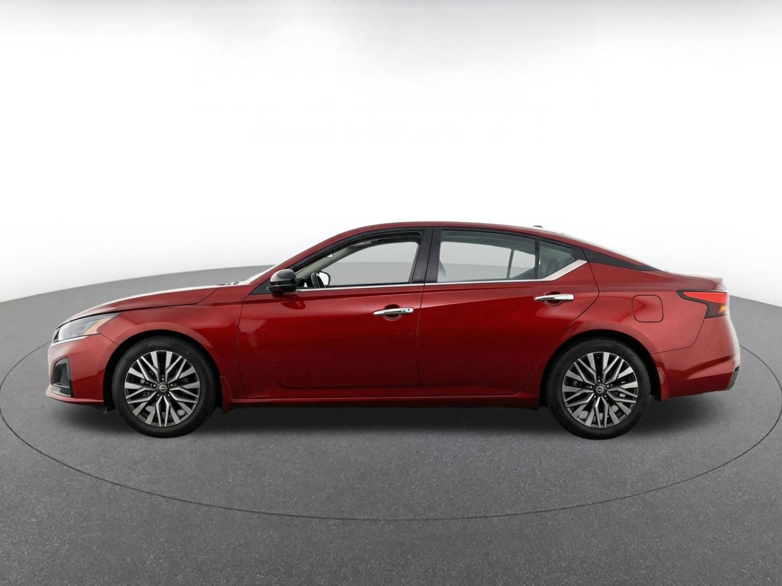 Used 2025 Nissan Altima 2.5 SV FWD image 11