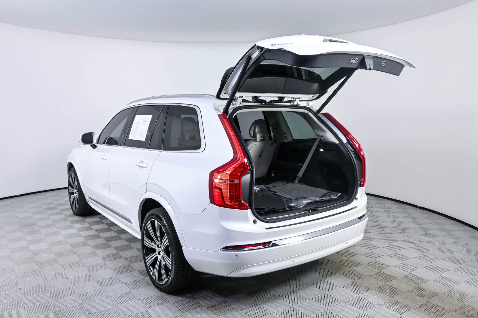 Used 2025 Volvo XC90 T8 Plus w/ Protection Package Premier AWD/4WD image 30