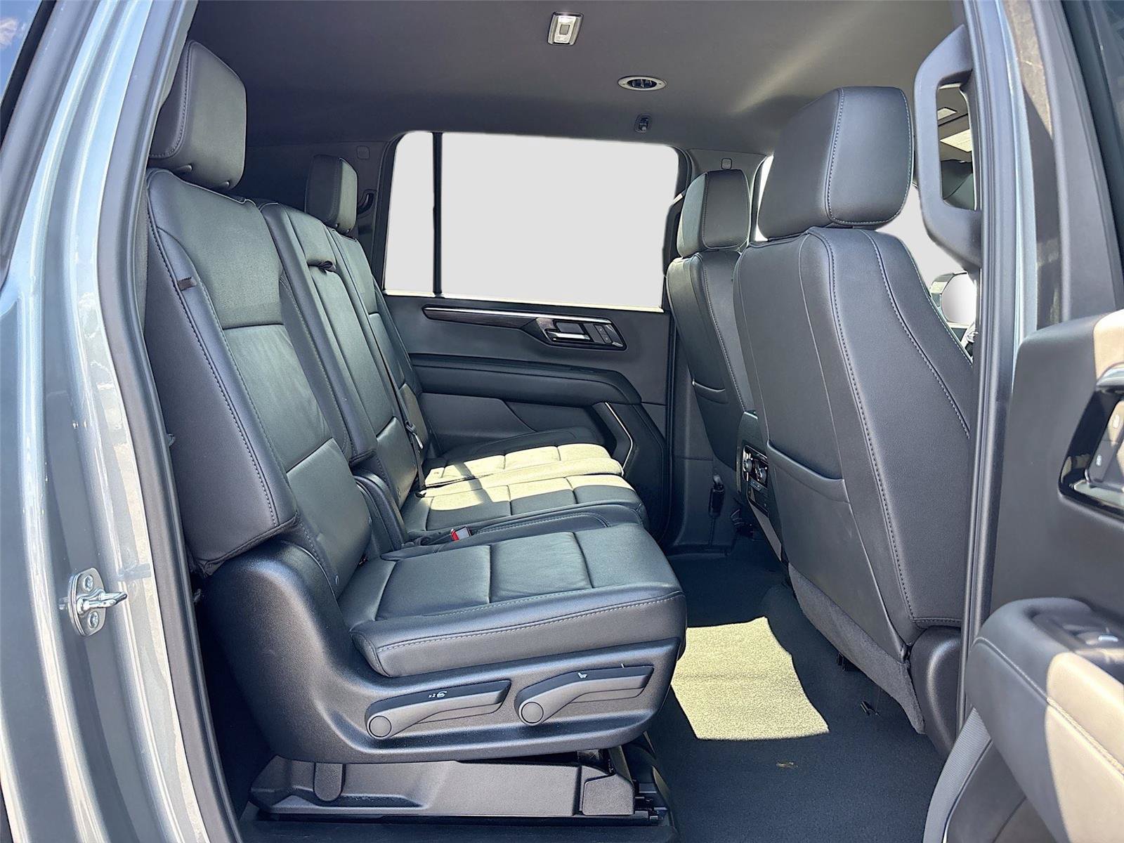 Used 2025 Chevrolet Suburban Z71 AWD/4WD image 32