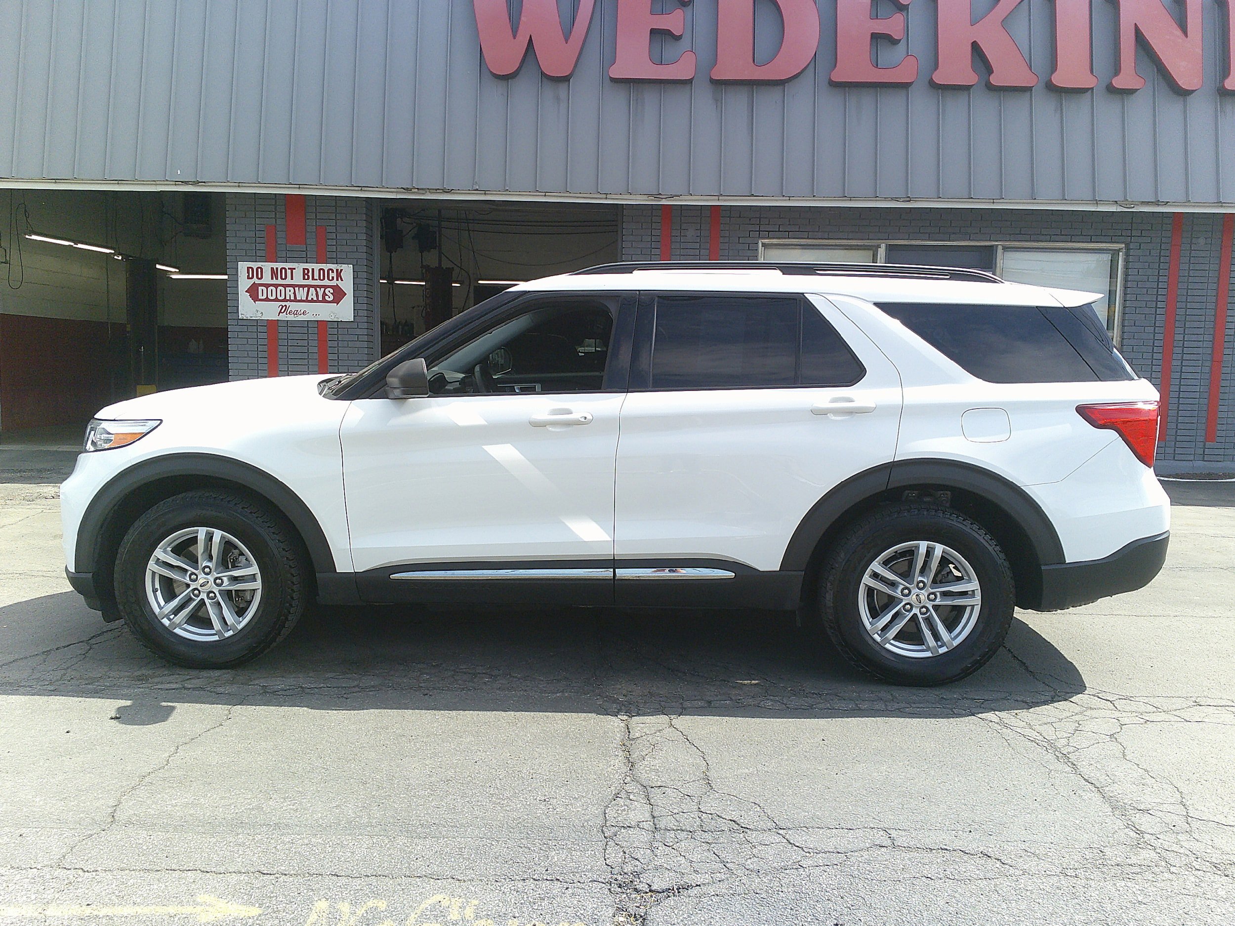 Used 2021 Ford Explorer XLT w/ Equipment Group 202A AWD/4WD image 2