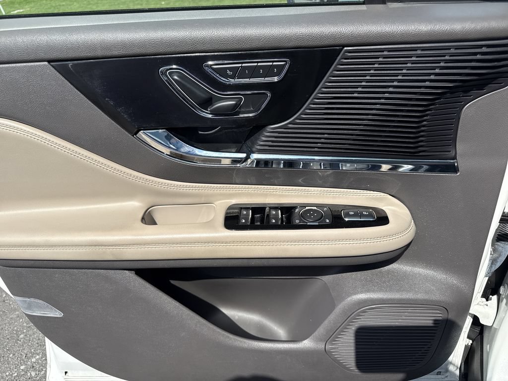 Used 2022 Lincoln Corsair AWD w/ Premium Package image 17