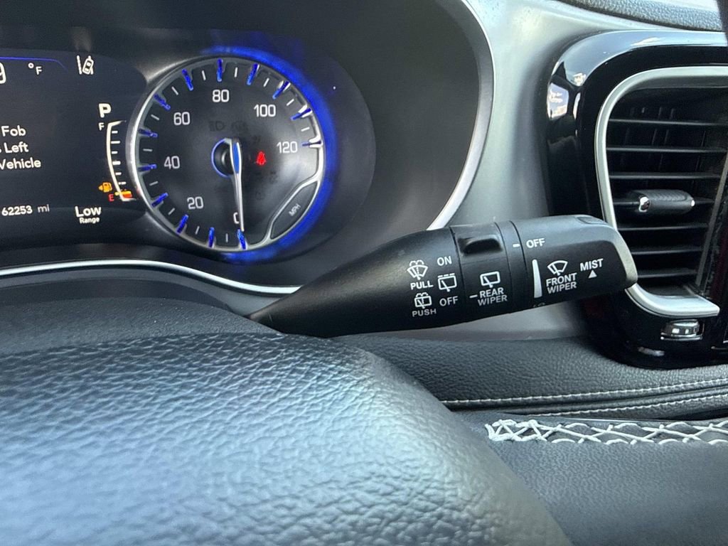 Used 2025 Chrysler Pacifica Limited image 35