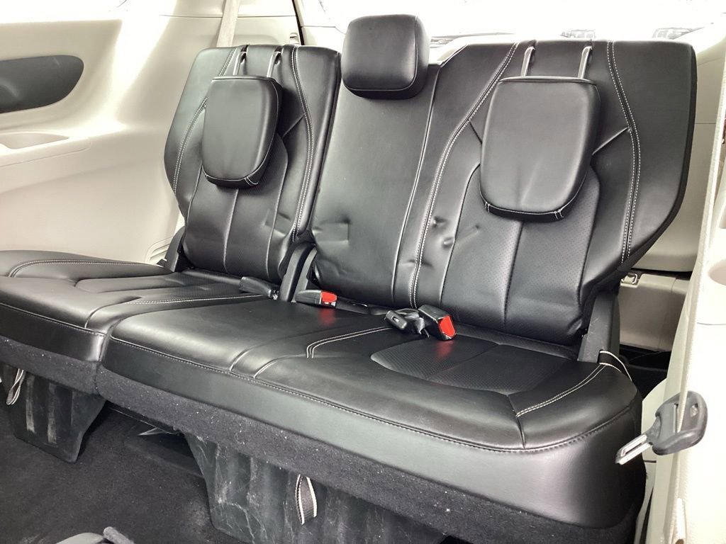Used 2024 Chrysler Pacifica Touring-L image 17