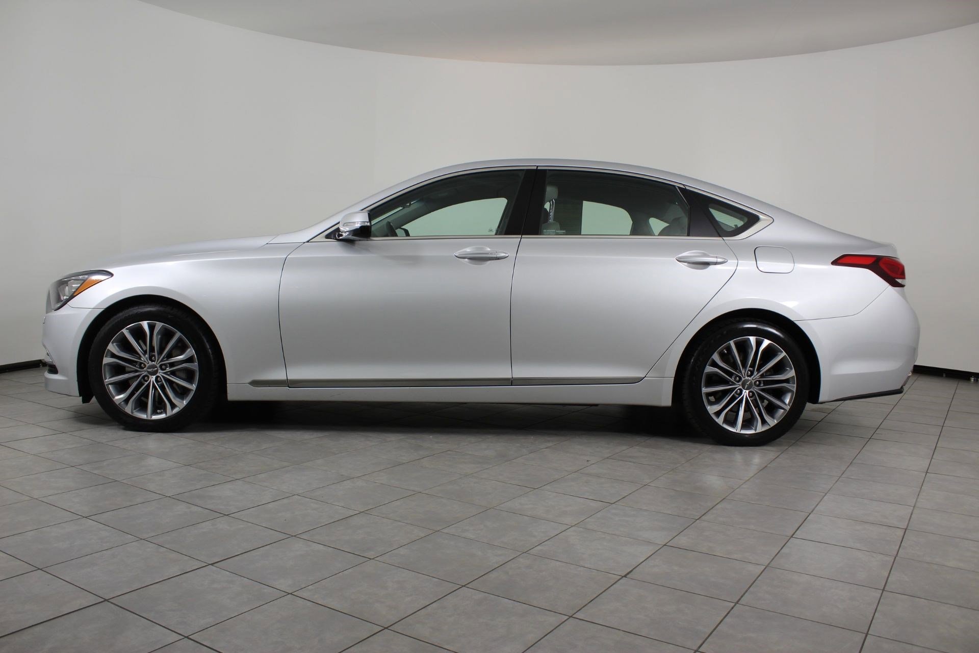 Used 2015 Hyundai Genesis 3.8 image 2