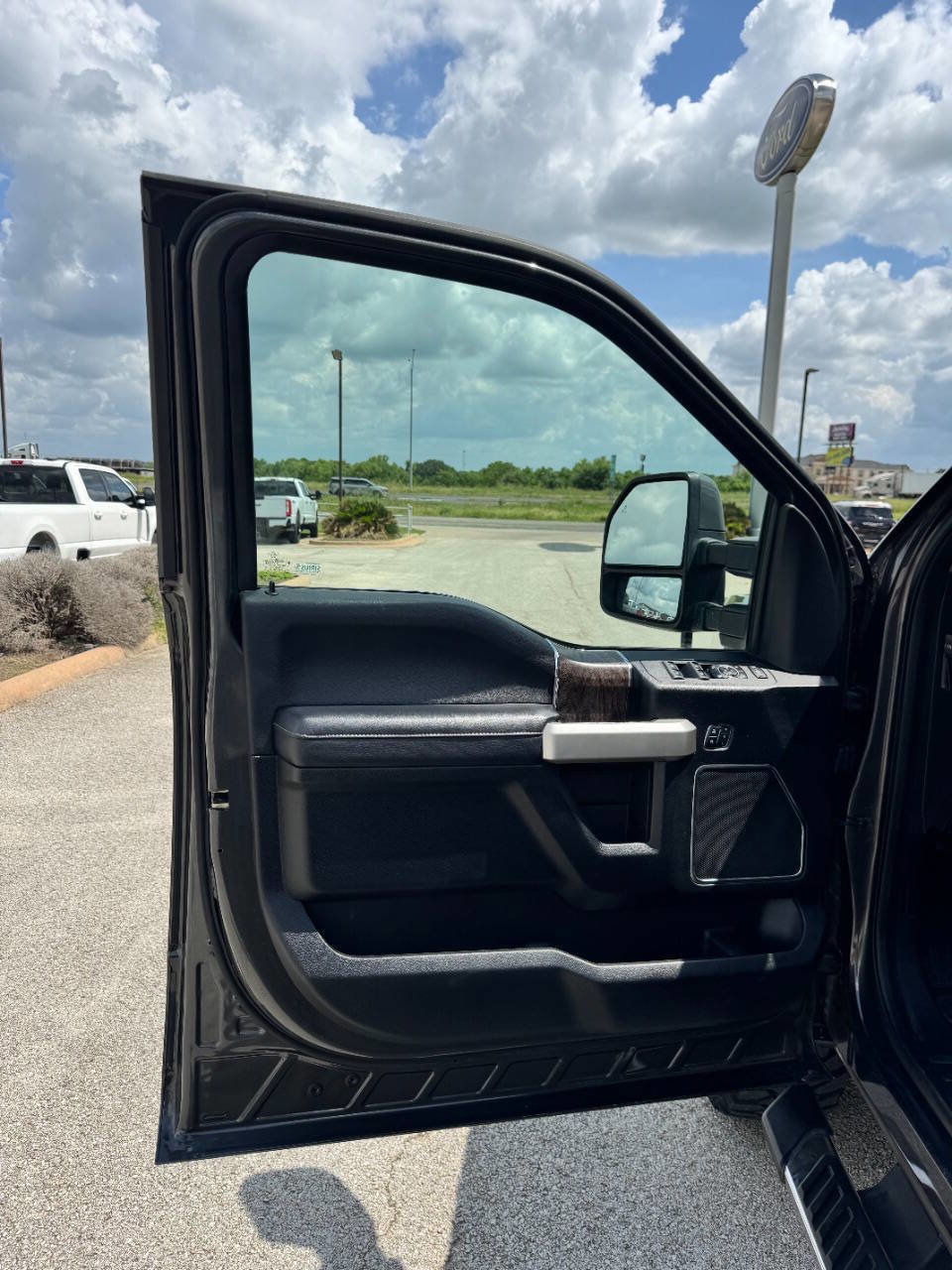 Used 2017 Ford F350 Lariat AWD/4WD image 3