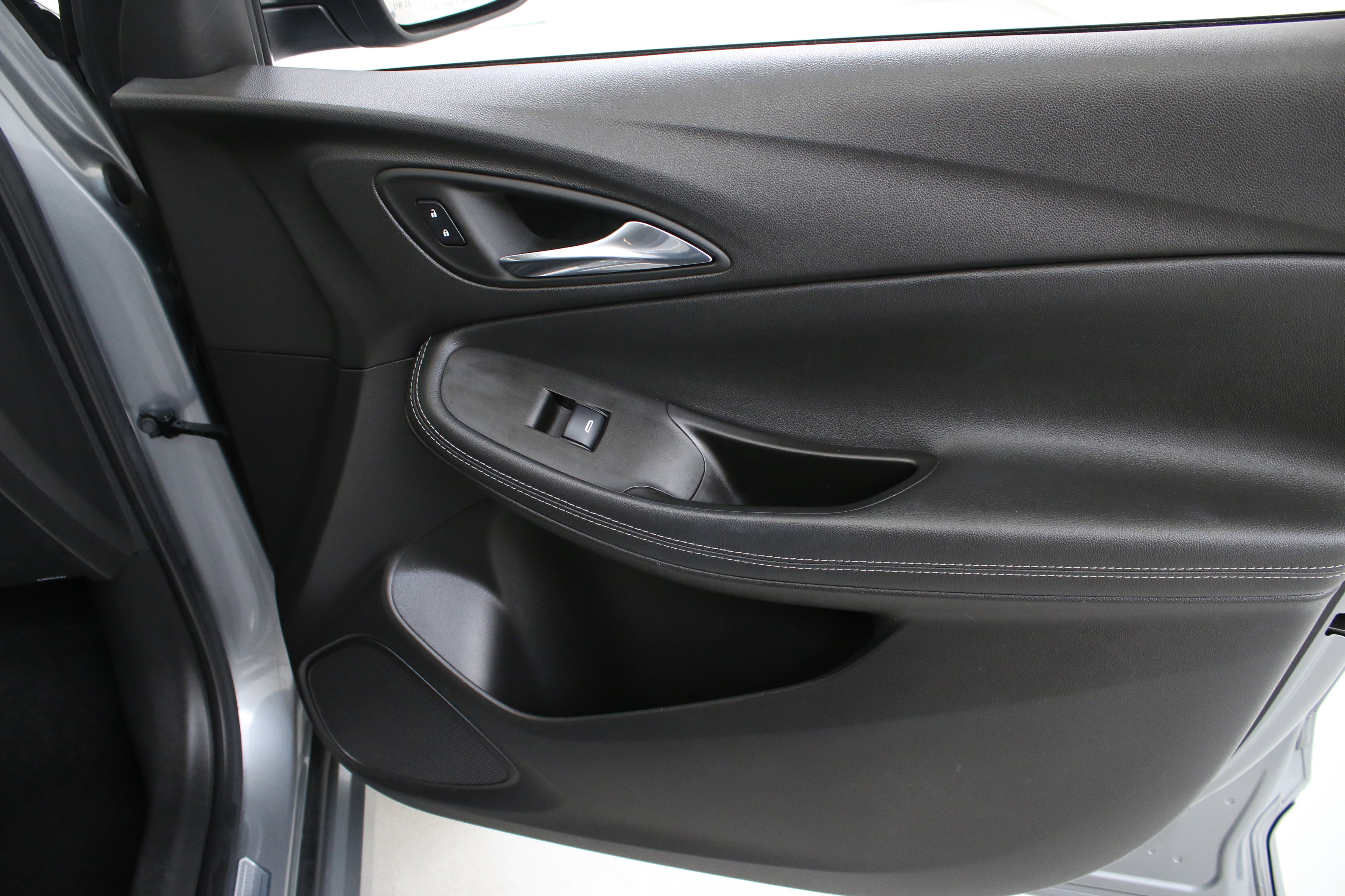 Used 2023 Buick Encore GX Select w/ Sport Touring Package FWD image 33