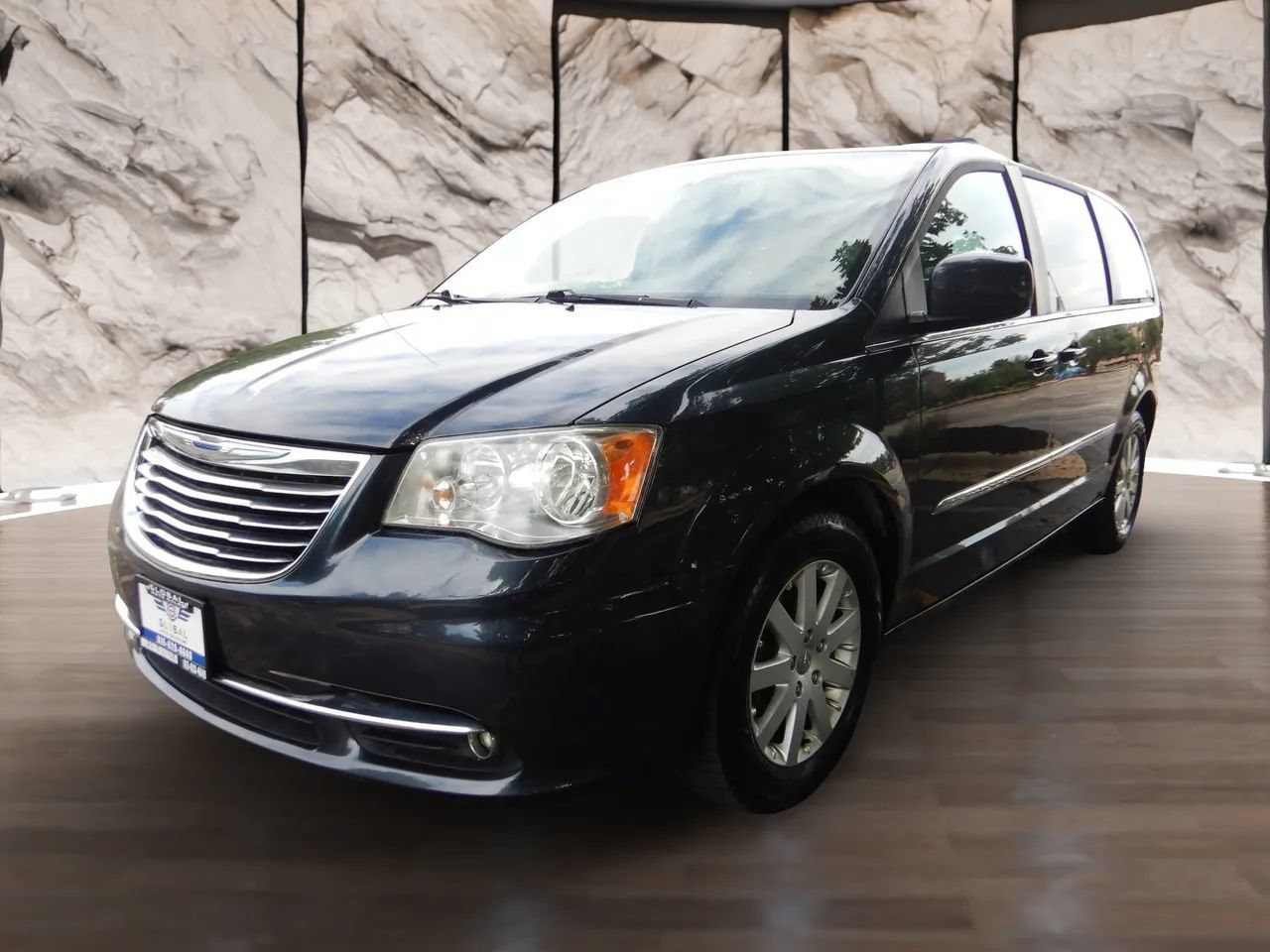 Used 2014 Chrysler Town & Country Touring FWD image 1