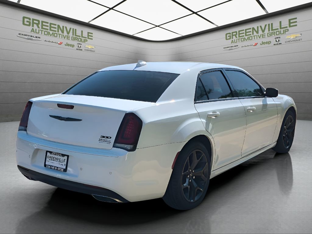 Used 2022 Chrysler 300 Touring L RWD image 5