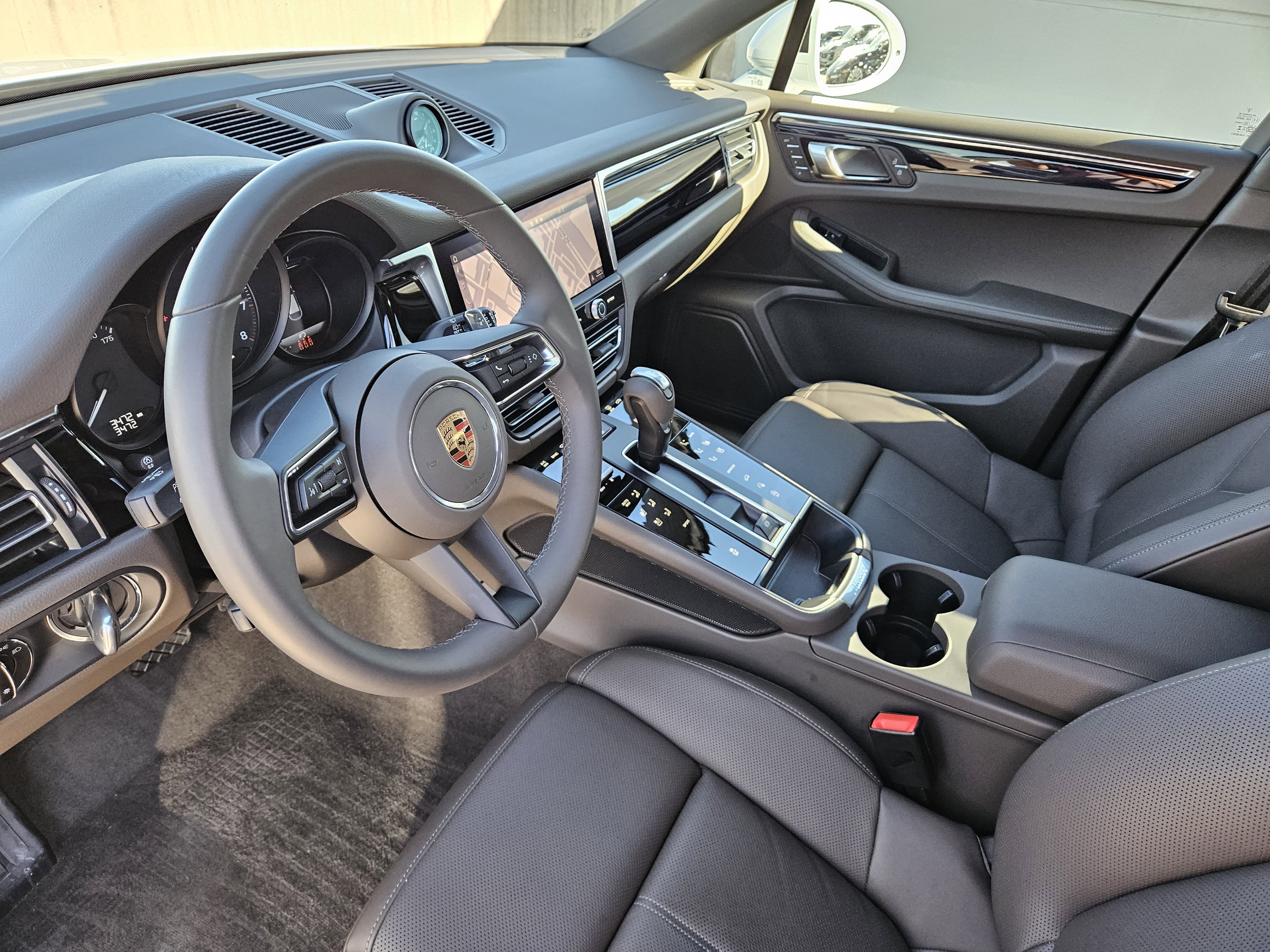 Certified 2025 Porsche Macan image 4
