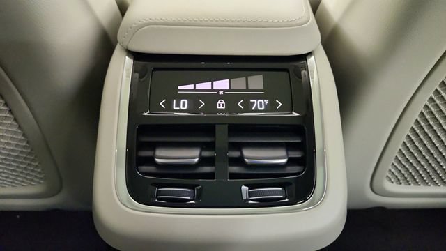 New 2027 Volvo XC60 B5 Ultra AWD/4WD image 32