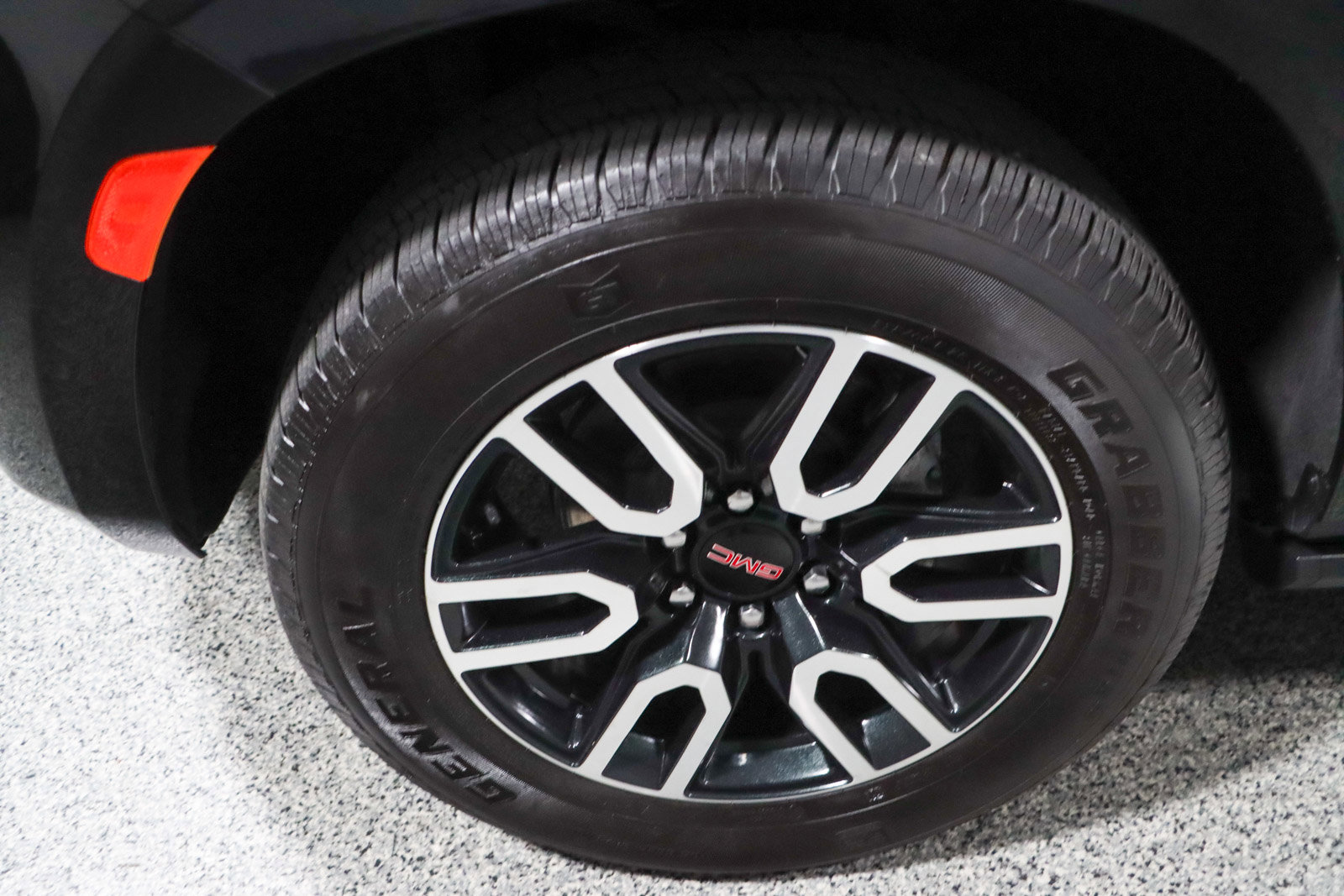 Used 2023 GMC Yukon AT4 w/ AT4 Premium Package AWD/4WD image 11